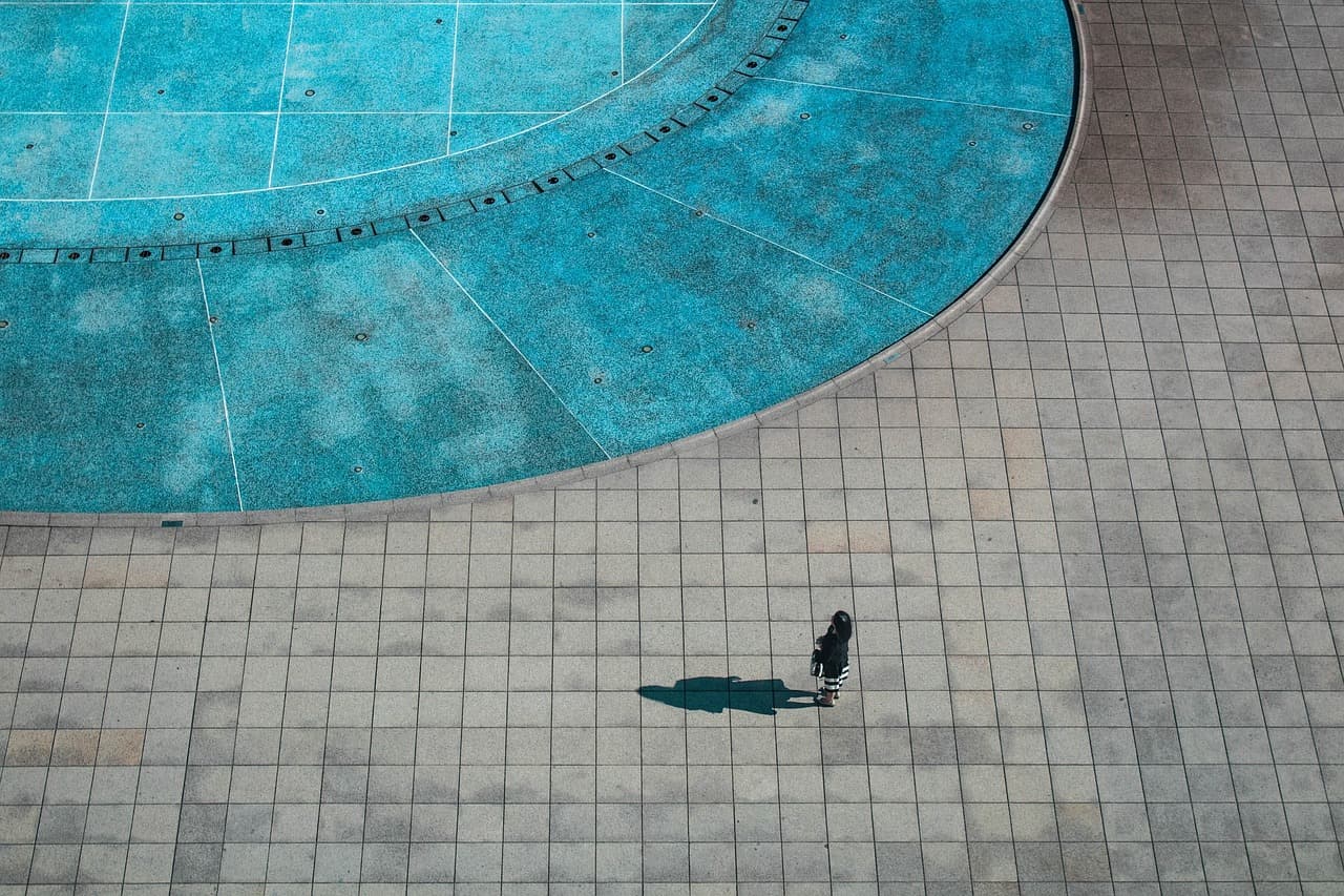 minimal, people, urban, minimalism, nature, woman, water, pool, travel, gray travel [pid:5000883]