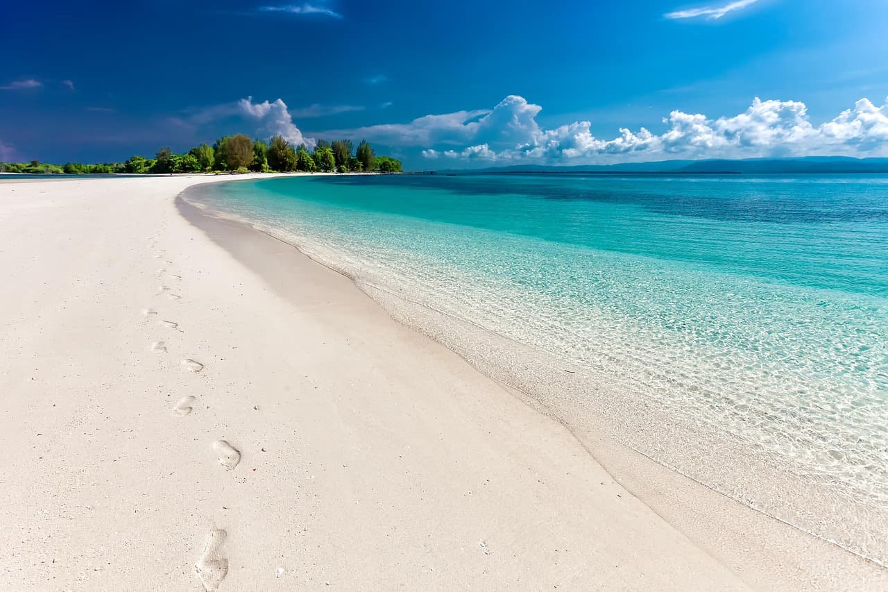 beach, sea, footprints, sand, sandy beach, seashore, shore, nature, coast, coastline, shoreline, tropical island, landscape, tropical, white sand beach, travel, indonesia [pid:6292382]