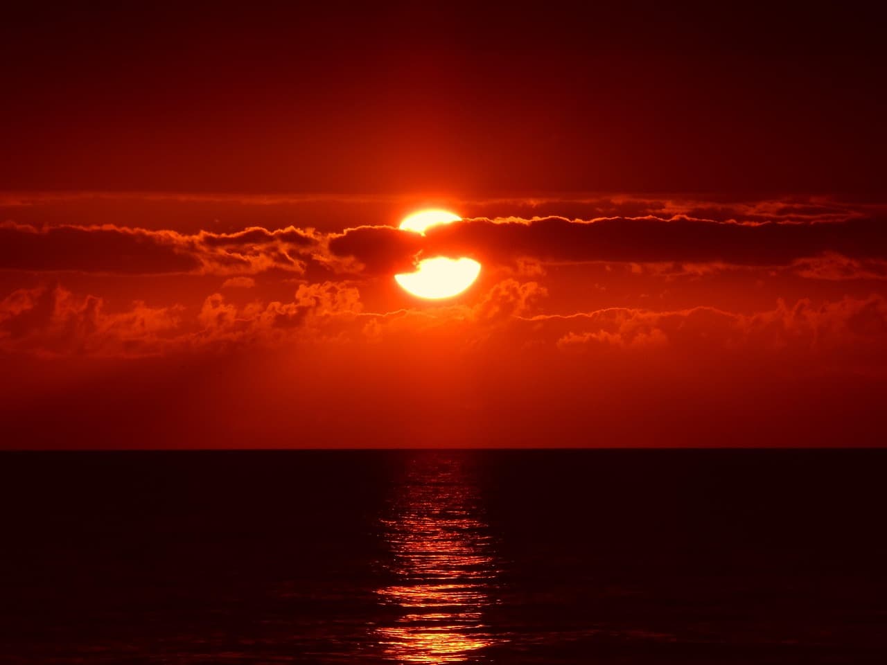 sea, horizon, sunset, sunlight, sunrise, dusk, dawn, sun, nature, sun reflection, red sky, ocean, water, water reflection, scenery, scenic [pid:205717][dark]