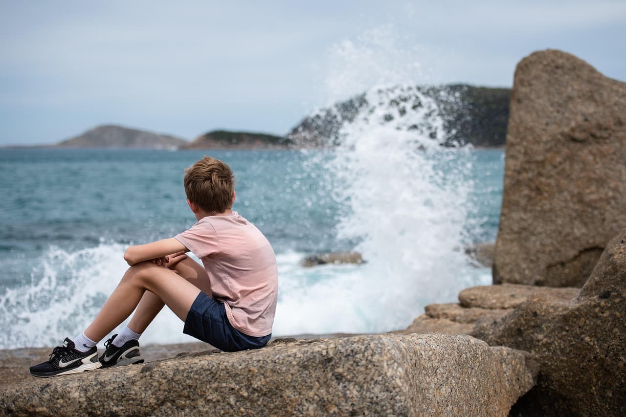 ocean, sea, coastline, waves, water, seascape, coast, outdoors, nature, boy, watching, thinking, rocks [pid:4122312][light]