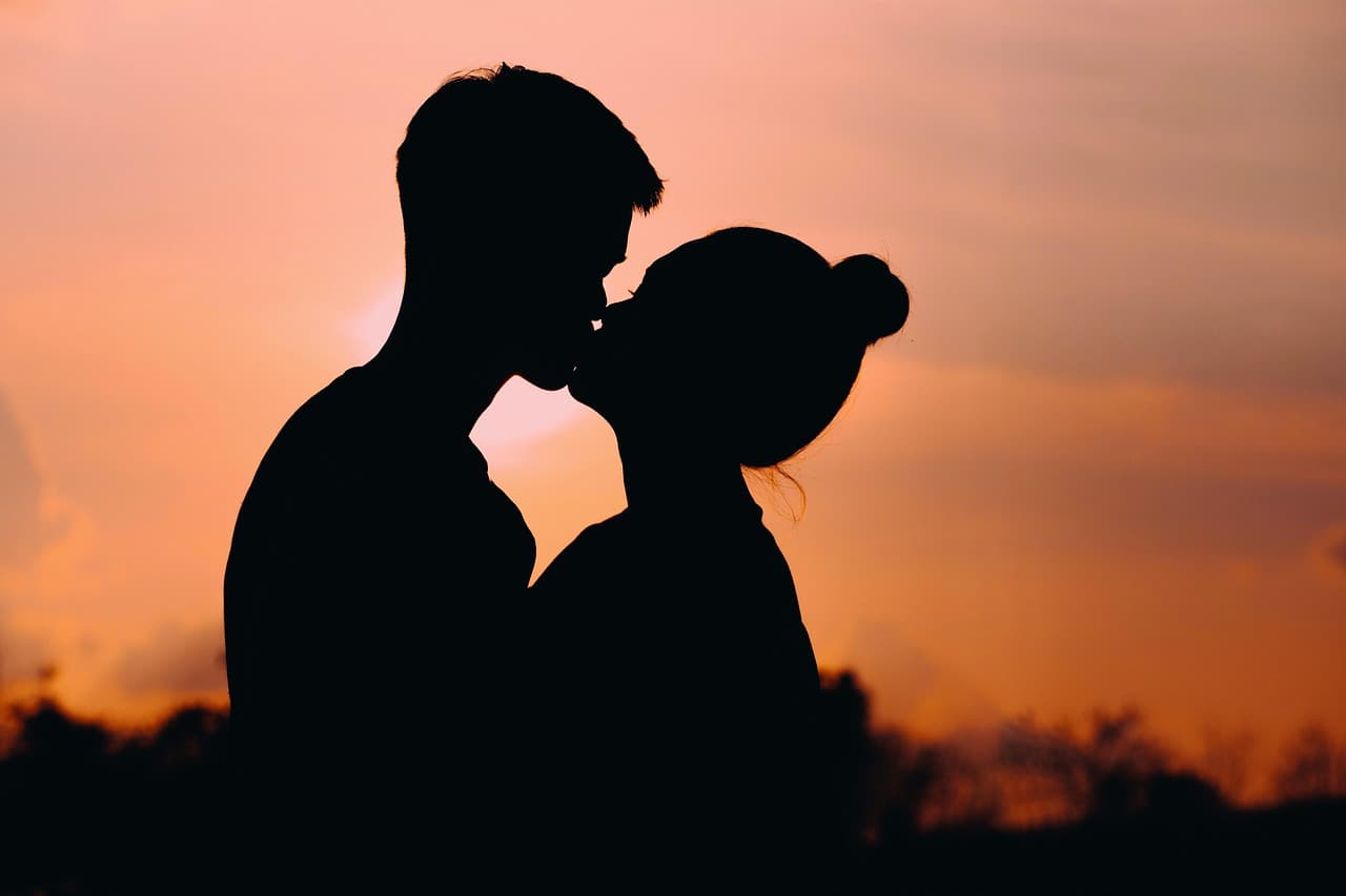 couple, kiss, sunset, silhouette, love, romance, romantic, nature, lovers, relationship, man, woman, together, dusk, dark [pid:6615590]